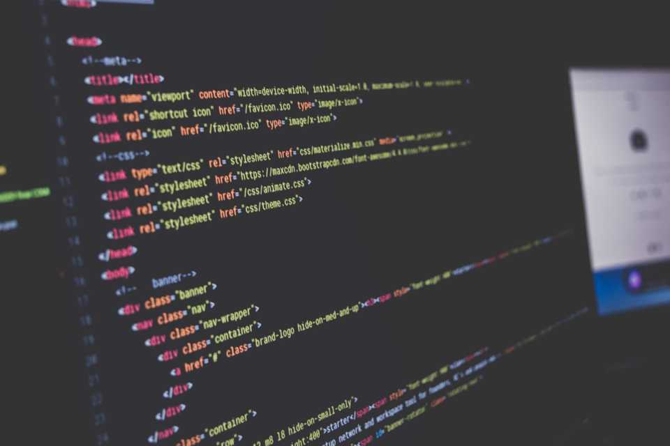 Tela de um computador exibindo um editor de código com um trecho de código HTML.